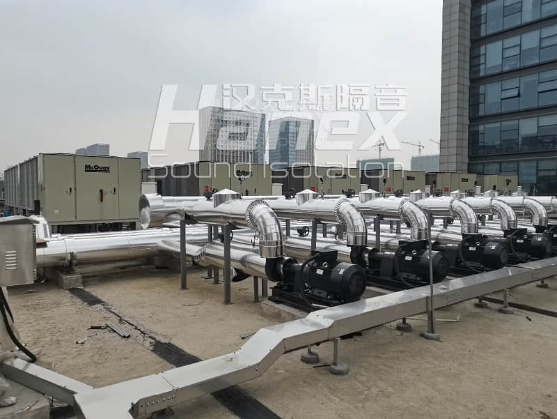 圖1現場冷水機組、水泵、管道與辦公樓位置-副本